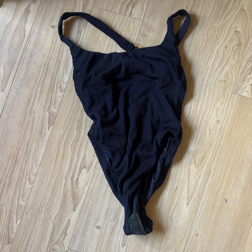 AQUARI Cascade One Piece Black